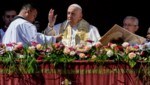 Vor Zehntausenden Menschen hat Papst Franziskus am Ostersonntag auf dem Petersplatz in Rom den Segen „Urbi et Orbi“ („der Stadt und dem Erdkreis“) erteilt. (Bild: AP)