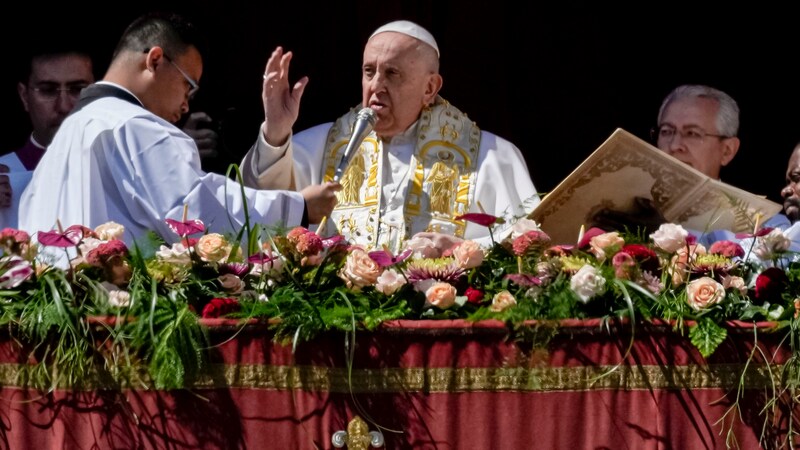 Vor Zehntausenden Menschen hat Papst Franziskus 2023 am Ostersonntag auf dem Petersplatz in Rom den Segen „Urbi et Orbi“ („der Stadt und dem Erdkreis“) erteilt. (Bild: AP)