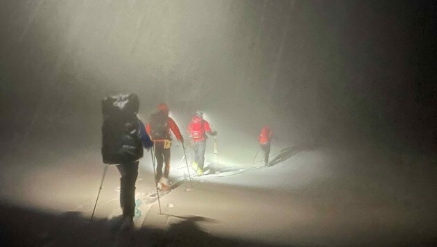 La operación de rescate nocturna también fue un desafío para los profesionales alpinos.  (Imagen: Alemania Windischgarsten)