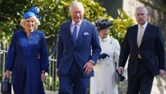 König Charles III. und Königsgemahlin Camilla, Königsgemahlin gemeinsam mit Prinzessin Anne und Prinz Andrew, am Weg zum Ostergottesdienst in der St. George‘s Chapel auf Schloss Windsor. (Bild: AFP/Yui Mok)