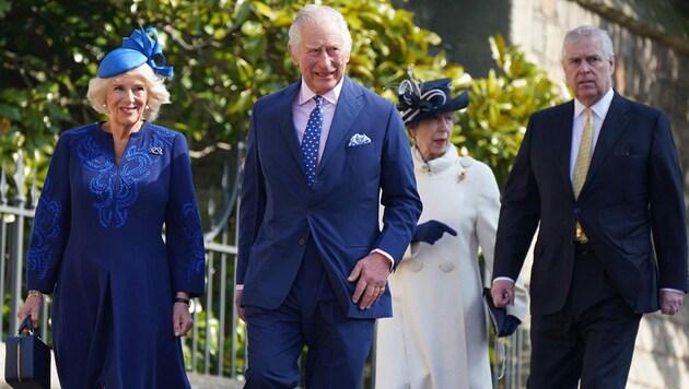 König Charles III. und Königsgemahlin Camilla, Königsgemahlin gemeinsam mit Prinzessin Anne und Prinz Andrew, am Weg zum Ostergottesdienst in der St. George‘s Chapel auf Schloss Windsor. (Bild: AFP/Yui Mok)
