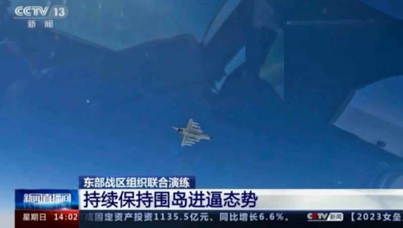 China meint es offenbar ernst - zahlreiche Kampfjets befinden sich momentan rund um Taiwan. (Bild: AP/CCTV)