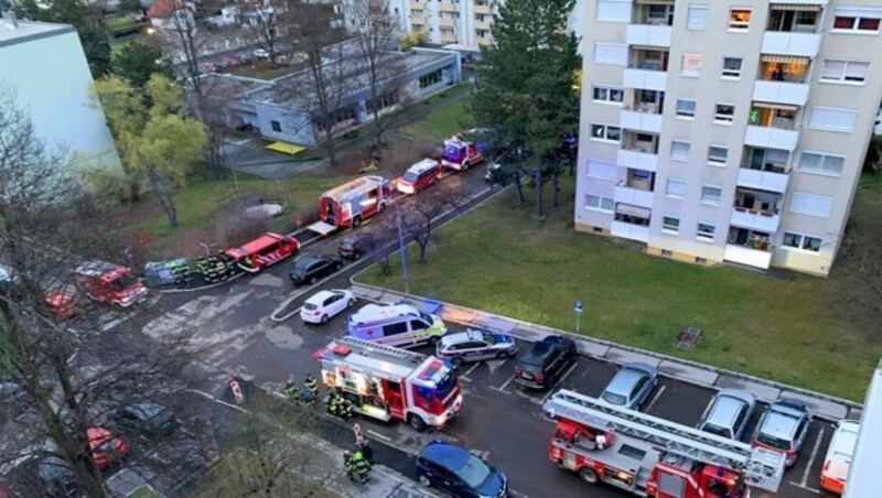 Ein Großaufgebot an Einsatzkräften rückte am Abend des Ostersonntags aus. (Bild: FF Leoben-Stadt)