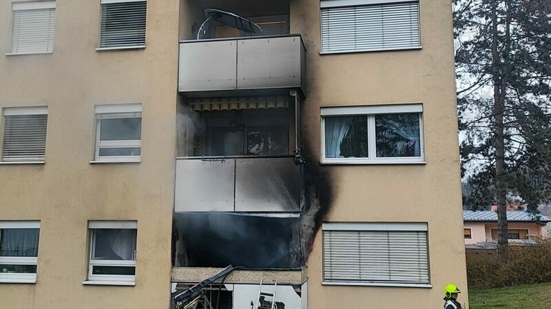 Gegen 19 Uhr geriet die Erdgeschosswohnung in Brand. (Bild: FF Leoben-Stadt)