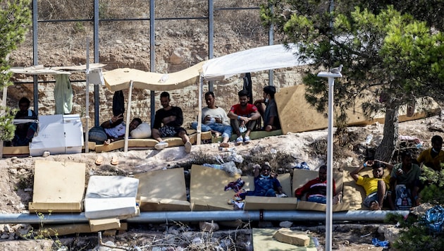 Flüchtlinge im Hotspot der Insel Lampedusa (Archivbild) (Bild: AFP)