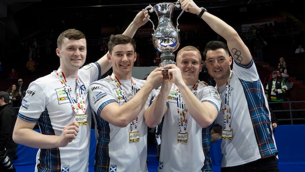 Schottlands Team mit dem Pokal (Bild: AP)
