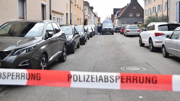 Am Ostersonntag wurden zwei Kinder tot in einer Wohnung in Hockenheim entdeckt. Die Polizei sichert derzeit Spuren. (Bild: APA/PR-Video/Priebe)