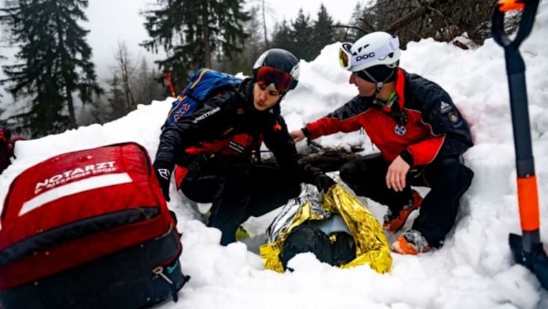 ... um für alle Notfälle gerüstet zu sein, opfern die Helfer der Bergrettung viele Stunden ihrer Freizeit für Übungen. (Bild: Imre Antal)