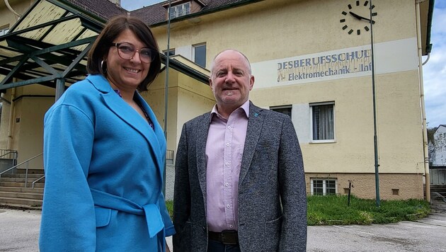 Elisabeth Asanger und Bernhard Wagner könnten sich leistbaren Wohnraum anstelle der alten Berufsschule vorstellen. (Bild: SPÖ)