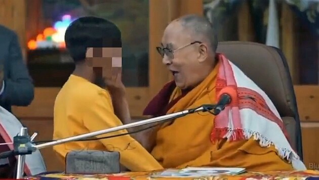 Bei der Veranstaltung hatte der Dalai Lama noch seinen Spaß, nun hat er sich aber dennoch für die verstörenden Szenen entschuldigt. (Bild: Screenshot twitter.com/TheInsiderPaper)