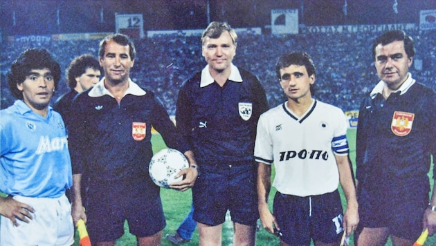 Horst Brummeier (M.) 1988 mit Diego Maradona (l.).a (Bild: Dostal Harald)