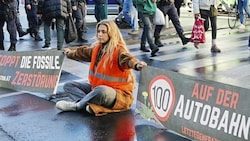 Anja Windl ist ein bekanntes Gesicht unter den Klimaklebern. Die Aktivistin war bereits in Deutschland in Haft. Seit Oktober blockieren Aktivisten der Letzten Generation immer wieder den Verkehr. (Bild: Sepp Pail)