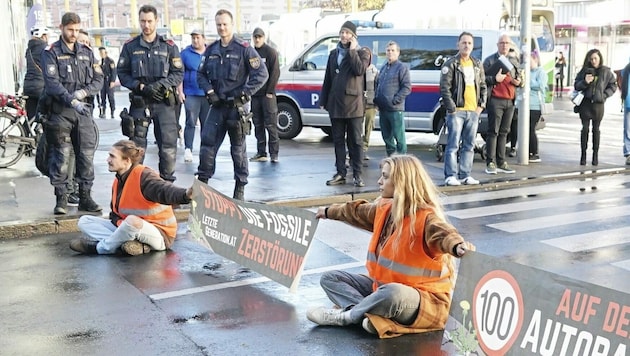 Aktuell kleben sich Aktivisten wie Anja Windl täglich auf den Grazer Straßen fest, jedes Mal werden sie angezeigt. (Bild: Sepp Pail)