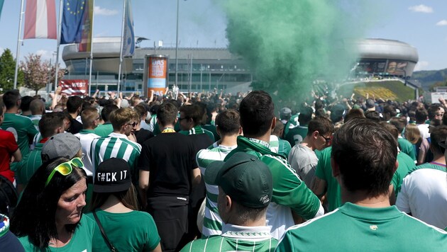 Rapid-Fans in Klagenfurt (Bild: APA/ERWIN SCHERIAU)