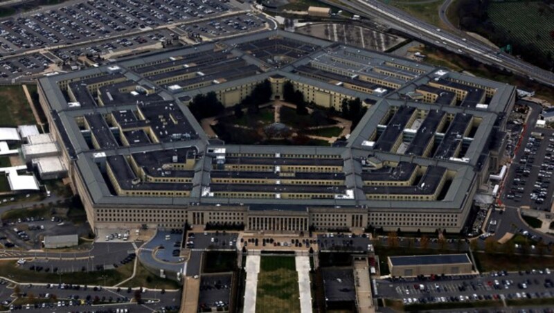 Zwischen dem Pentagon, dem Sitz des US-Verteidigungsministeriums vor den Toren Washingtons ... (Bild: APA/Getty Images via AFP/GETTY IMAGES/ALEX WONG)