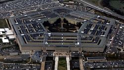 Im Pentagon untersucht man nach wie vor, wie die geheimen Informationen an die Öffentlichkeit gelangen konnten. Das ganze Schadensausmaß ist noch nicht abschätzbar. (Bild: APA/Getty Images via AFP/GETTY IMAGES/ALEX WONG)