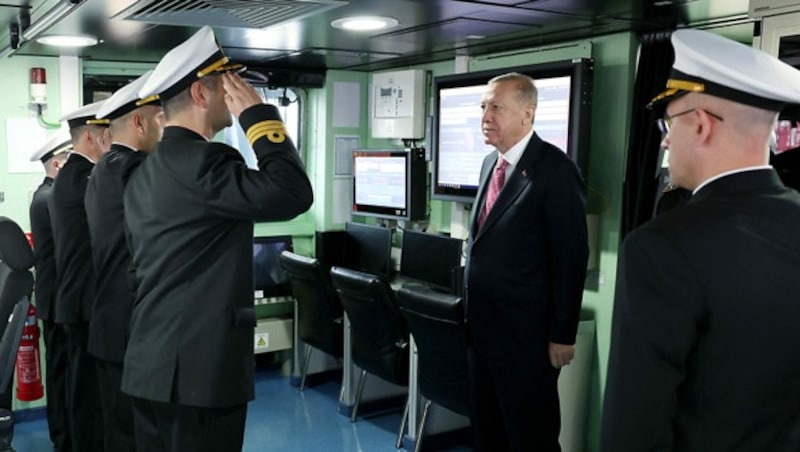Präsident Recep Tayyip Erdogan ließ sich durch das Schmuckstück seiner Marine führen. (Bild: Viennareport)
