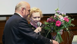 Schauspielerin Sunnyi Melles bekam von Olaf von der Wettern zur Eröffnung einen Blumenstrauß überreicht. (Bild: Hölzl Roland)