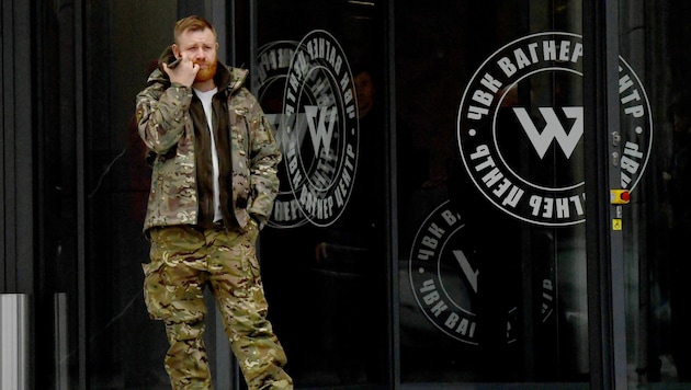 Ein Mann vor dem Hauptquartier der Gruppe Wagner in St. Petersburg (Bild: AFP)