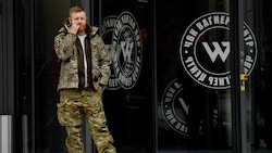 Ein Mann vor dem Hauptquartier der Gruppe Wagner in St. Petersburg (Bild: AFP)