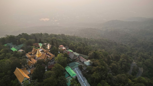 In der Statistik der Städte mit der stärksten Luftverschmutzung der Welt stand Chiang Mai zuletzt mehrmals an oberster Stelle. Am Dienstag rangierte die auch bei Touristen beliebte Tempelstadt auf Platz drei hinter Peking und Delhi. (Bild: AFP)