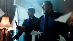 Daniel Zovatto und Russell Crowe in „The Pope‘s Exorcist“ (Bild: APA/Jonathan Hession/Sony Pictures via AP)