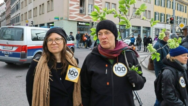 Die Kunstschaffenden Gerda (re.) und Lisa haben sich bereits mit der Letzten Generation solidarisiert, auch die Stadt Graz wollen sie an ihrer Seite haben. (Bild: Christian Jauschowetz)