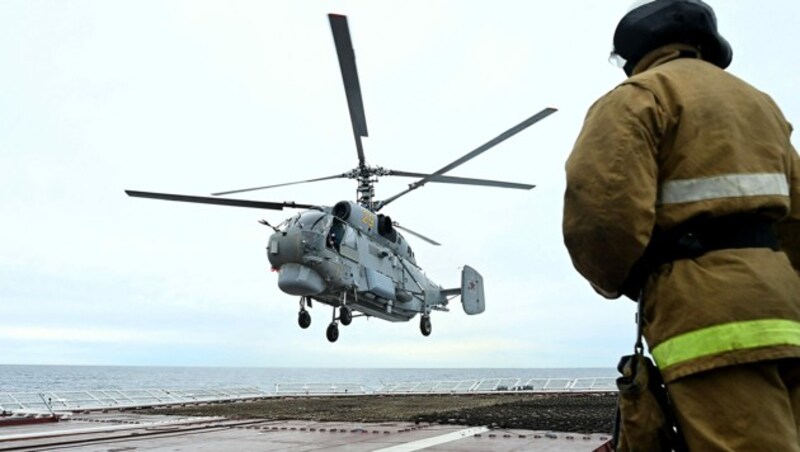 Ein Militärhubschrauber des Typs Ka-27PL während einer russischen Armeeübung im Jahr 2022 (Bild: APA/AFP/Kirill KUDRYAVTSEV)