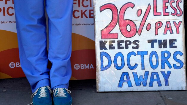 In Großbritannien sind knapp 50.000 Assistenzärzte aus Krankenhäusern in einen befristeten Streik getreten. (Bild: AP)