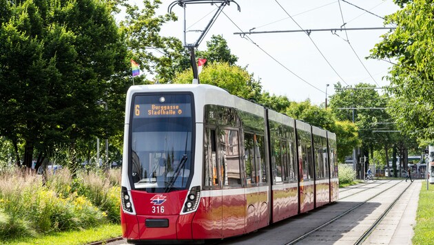 Eine „Flexity“-Bimgarnitur der Linie 6 am Wiener Neubaugürtel (Bild: Manfred Helmer/Wiener Linien)