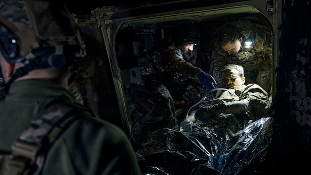 Militärsanitäter leisten Erste Hilfe in Bachmut. (Bild: AP)