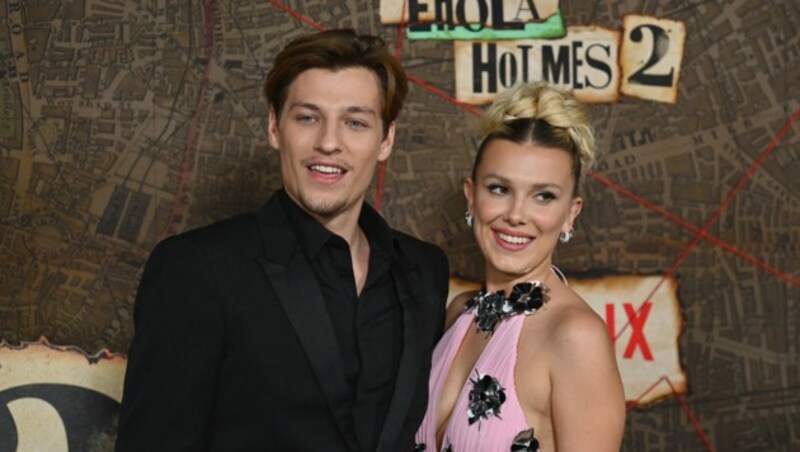 Jake Bongiovi und Millie Bobby Brown bei der Premiere von „Enola Holmes 2“ im Oktober 2022 (Bild: APA/Photo by ANGELA WEISS/AFP)