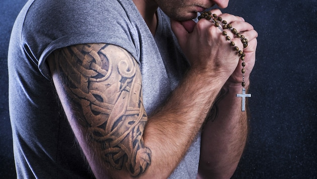 Tattoos bringt man in der Regel selten in Verbindung mit dem Christentum - dabei hat die Tätowierung lange Tradition. (Bild: stock.adobe.com - Halfpoint)
