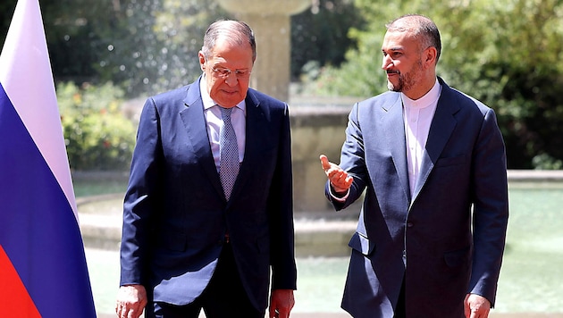 Russlands Außenminister Sergej Lawrow während eines Treffens mit seinem iranischen Amtskollegen Hossein Amirabdollahian im Juni 2022 in Teheran (Bild: APA/AFP/ATTA KENARE)