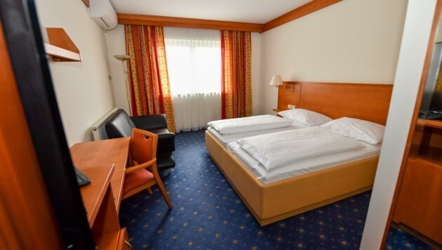 Jürgen Hoffelner vive temporalmente en una habitación de hotel similar en el Gasthof Stockinger.  (Imagen: Dostal Harald)