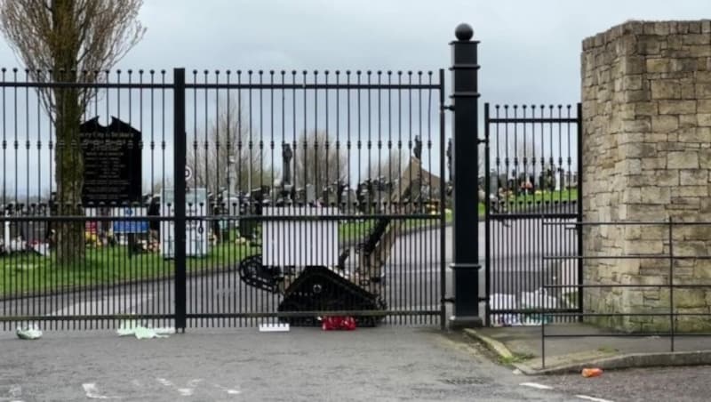 In diesem Freidhof der Stadt Londonderry wurden am Dienstag vier Rohrbomben entdeckt. (Bild: kameraOne (Screenshot))