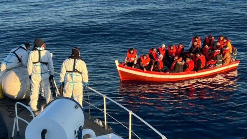 Auch am Osterwochenende trafen wieder zahlreiche Migranten in Lampedusa ein. Gegen Menschenhändler will die italienische Regierung jetzt vorgehen. (Bild: AFP)