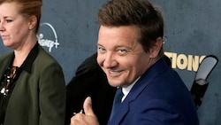 Jeremy Renner zeigt sich gut gelaunt bei der Premiere der Disney+-Doku „Rennervations“. (Bild: APA/AP Photo/Chris Pizzello)