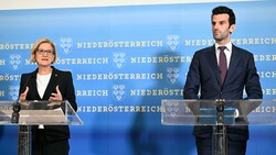 Die Spitzen der schwarz-blauen Landesregierung, Johanna Mikl-Leitner und Udo Landbauer, präsentierten die Unterstützung gegen die Inflation. (Bild: APA/HELMUT FOHRINGER)
