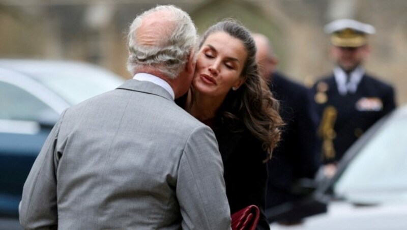 König Charles begrüßt Königin Letizia im April 2022 zu einem Besuch in Durham. (Bild: ROTA / Camera Press / picturedesk.com)