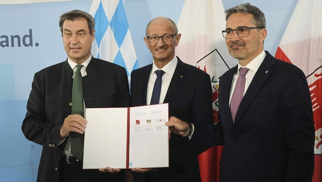 Ministerpräsident Söder und die beiden Landeshauptleute Mattle und Kompatscher mit der gemeinsamen Erklärung. (Bild: Birbaumer Christof)