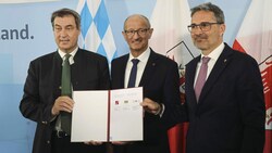 Ministerpräsident Söder und die beiden Landeshauptleute Mattle und Kompatscher mit der gemeinsamen Erklärung. (Bild: Birbaumer Christof)