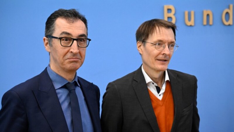 Der deutsche Gesundheitminister Karl Lauterbach (rechts) und der Landwirtschaftsminister Cem Özdemir in Berlin (Bild: AFP)