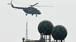 Ein Militärhubschrauber in der Nähe eines chinesischen Stützpunktes im Südosten des Landes (Bild: APA/AFP/GREG BAKER)