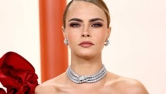 Cara Delevingne trägt den neuen Lieblings-Make-up-Look der Promis bereits. (Bild: APA/Getty Images via AFP/GETTY IMAGES/Arturo Holmes)