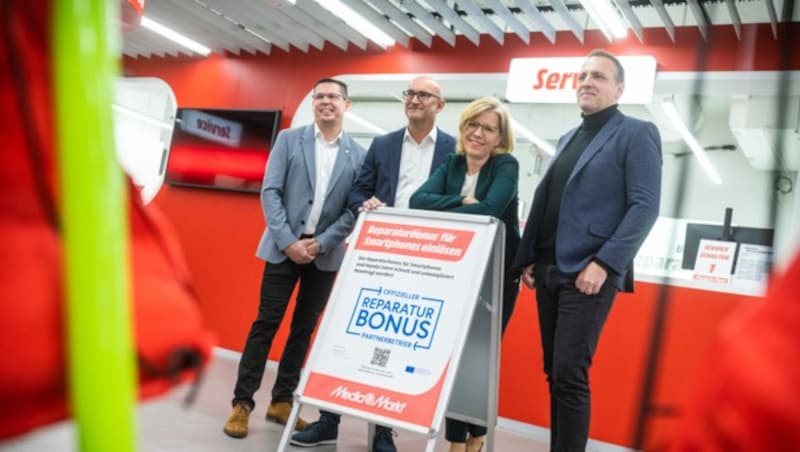 Klimaschutzministerin Leonore Gewessler erhofft sich von der neuen Partnerschaft mit Mediamarkt, dass der Reparaturbonus noch attraktiver wird. (Bild: BMK/Cajetan Perwein)