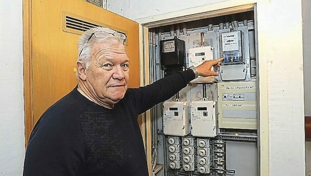 Pensionist Johann H. (71) vor seinem Zählerkasten. (Bild: Klemens Groh)