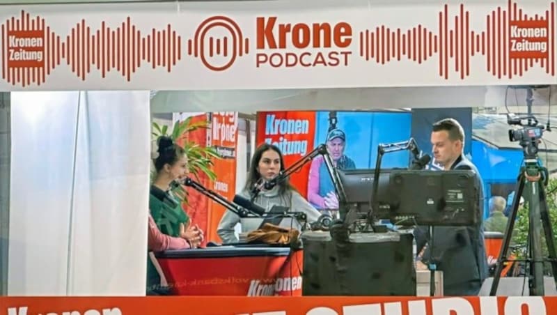 Im „Krone“-Podcaststudio begrüßte das Team auf der „drauß‘n“-Messe interessante Gäste (Bild: Wallner Hannes)