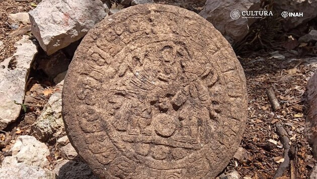 Archäologen haben im Südosten von Mexiko eine Hieroglyphen-Scheibe (Bild) der Maya-Kultur gefunden. (Bild: INAH)