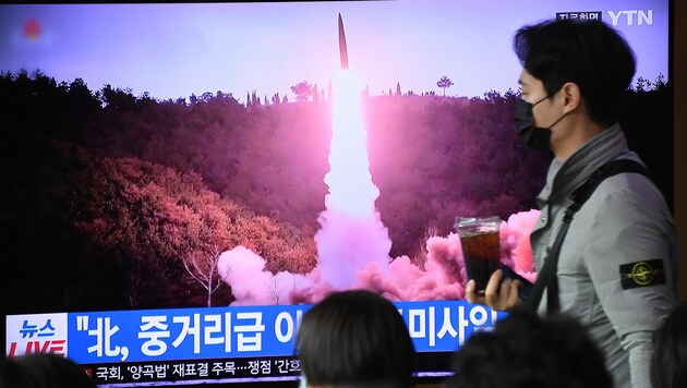 In Seoul werden bei der U-Bahn Bilder zum Raketenabschuss gezeigt. (Bild: AFP)
